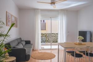 uma sala de estar com um sofá e uma mesa em Apartamento Las Brisas, Atico em Puerto de Mazarrón