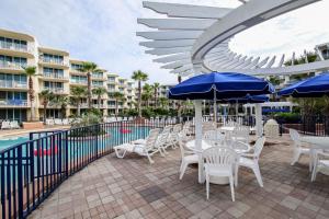 Πισίνα στο ή κοντά στο Charming Walk-Out No Elevator Needed! Waterscape A233