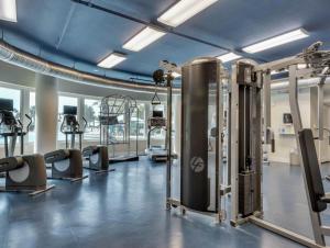 Γυμναστήριο ή/και όργανα γυμναστικής στο Charming Walk-Out No Elevator Needed! Waterscape A233