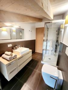 een badkamer met een toilet, een wastafel en een douche bij Villa Angelina Garda in Cavalcaselle