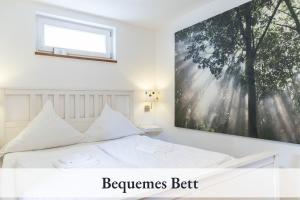 1 dormitorio con 1 cama con una pintura en la pared en Relax-Apartment-Two Ravensburg, en Ravensburg