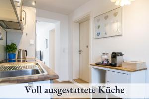 cocina con fregadero y encimera en Relax-Apartment-Two Ravensburg, en Ravensburg
