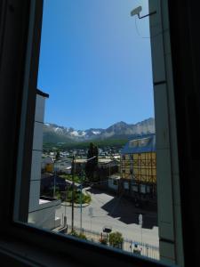 una ventana con vistas a la ciudad en Un lugar especial en Ushuaia