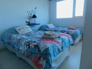 dos camas sentadas una al lado de la otra en una habitación en Un lugar especial en Ushuaia