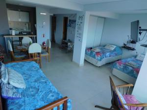 Habitación con 2 camas, cocina y comedor. en Un lugar especial en Ushuaia