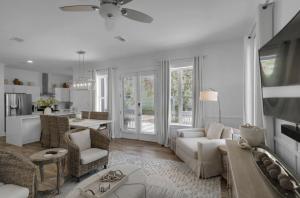 Μια τηλεόραση ή/και κέντρο ψυχαγωγίας στο Hattie's Hideawy at Seacrest