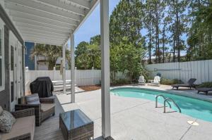 Πισίνα στο ή κοντά στο Hattie's Hideawy at Seacrest