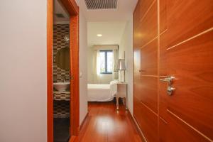 pasillo con puerta y dormitorio con cama en Luxury apt in Plaza de España - FREE parking, en Sevilla 25 fotos más