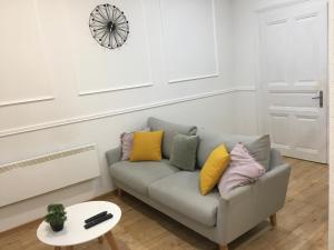 uma sala de estar com um sofá com almofadas coloridas em Croatia_Zagreb Apartment em Zagreb