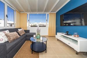 ein Wohnzimmer mit einem Sofa und einem Tisch in der Unterkunft Luxury Apartment Chalana in Playa Honda