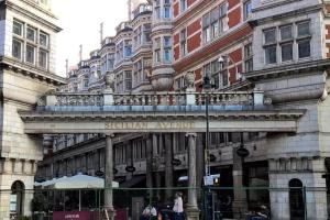 un edificio con un letrero que dice Avenida Sur en Holborn Home: Find Iconic London, en Londres