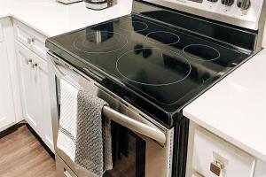 a black stove top oven in a kitchen at Holborn Home: Find Iconic London in London