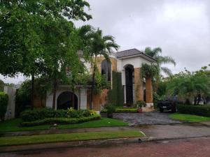 una casa con palmeras delante en Casa en Samborondón en Guayaquil