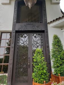 uma porta para uma casa com um portão de ferro forjado em Casa en Samborondón em Guayaquil