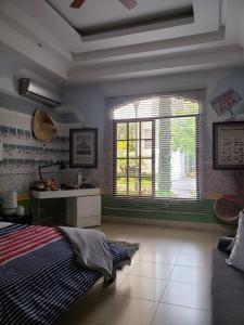 1 dormitorio con cama, escritorio y ventana en Casa en Samborondón, en Guayaquil
