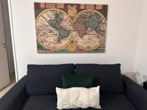 a map of the world hanging on a wall above a couch at Los Zorzales Centro in Mendoza