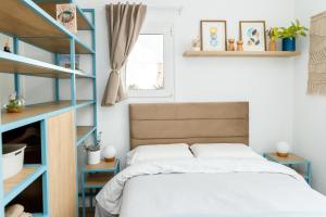 a bedroom with a bed with blue shelves at CASA MARU - La Celeste in Vicente López