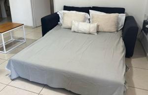 Una cama con cuatro almohadas encima. en Los Halcones, en Mendoza 3 fotos más
