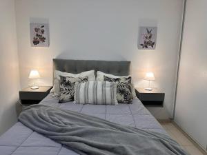 Un dormitorio con una cama grande con dos lámparas. en Los Halcones, en Mendoza