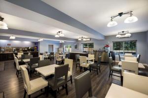 uma sala de jantar com mesas e cadeiras em Best Western PLUS Mountain View Auburn Inn em Auburn