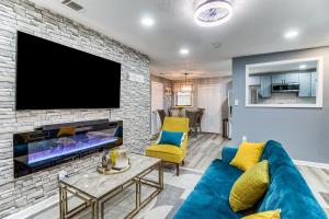 TV a/nebo společenská místnost v ubytování Inviting Savannah Home with Yard 3 Mi to Downtown!