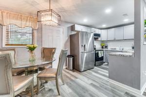 Kuchyň nebo kuchyňský kout v ubytování Inviting Savannah Home with Yard 3 Mi to Downtown!