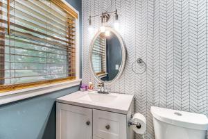 Koupelna v ubytování Inviting Savannah Home with Yard 3 Mi to Downtown! + 18 fotografií