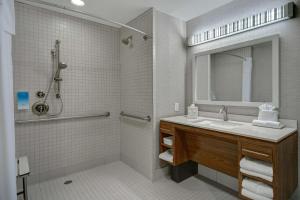Koupelna v ubytování Home2 Suites Dallas-Frisco