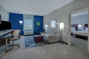 TV a/nebo společenská místnost v ubytování Home2 Suites Dallas-Frisco