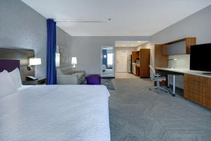 TV a/nebo společenská místnost v ubytování Home2 Suites Dallas-Frisco