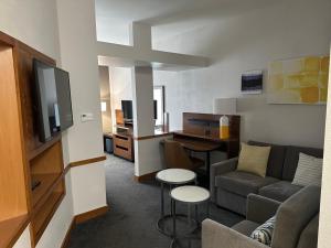 uma sala de estar com um sofá e uma mesa em Comfort Inn & Suites Akron South em Akron