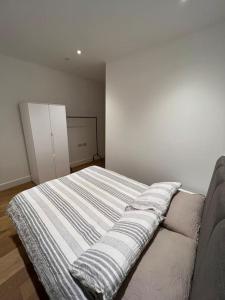 Cama o camas de una habitación en Lovely apartment in the centre of Croydon