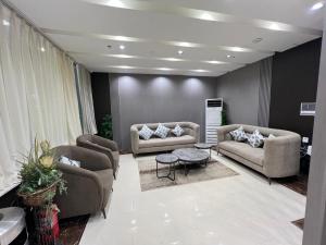 un soggiorno con divani e tavolo di فندق ليوان ان Liwan Inn HOTEL a Jazan