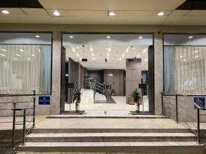 - un hall avec des escaliers et des portes en verre dans l'établissement فندق ليوان ان Liwan Inn HOTEL, à Jazan