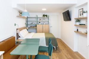 1 dormitorio con 1 cama, mesa y sillas en CASA MARU - La Verde en Vicente López