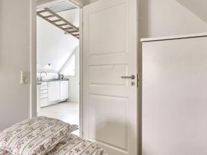 スヴァネケにある5 person holiday home in Svanekeの白い部屋の白いドア
