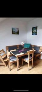een eetkamer met een tafel en stoelen bij Ferienwohnung Marion - Faakersee in Latschach