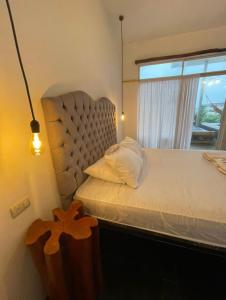1 dormitorio con 1 cama grande y ventana en KIWi MONTAÑITA en Montañita