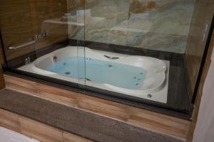 Ein Badezimmer in der Unterkunft Pousada Pitauá