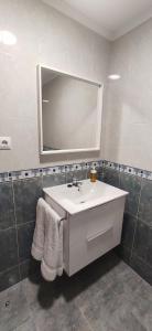 W łazience znajduje się biała umywalka i lustro. w obiekcie Apartamento Hogar del Nómada w mieście Gibaja