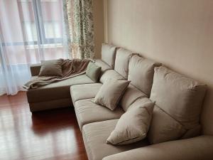 un divano bianco in un soggiorno con finestra di Apartamento Hogar del Nómada a Gibaja