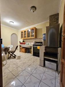 巴納哈契的住宿－Hostal flor del lago，客房内的厨房配有炉灶烤箱