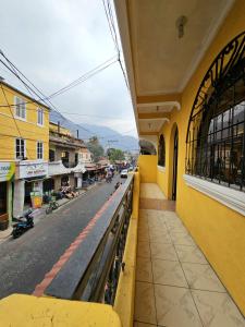 - un balcon offrant une vue sur la rue dans l'établissement Hostal flor del lago, à Panajachel
