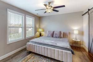 - une chambre avec un lit et un ventilateur de plafond dans l'établissement Over the Rainbow, à Leicester