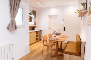 a kitchen and dining room with a table and chairs at CASA MARU La Terracota in Vicente López