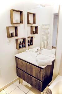 een badkamer met een wastafel en een spiegel bij Beautiful apartment * parking* Disneyland 10 min in Montévrain