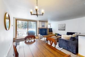 ein Wohnzimmer mit einem Tisch und einem Sofa in der Unterkunft Skiers Paradise in Keystone