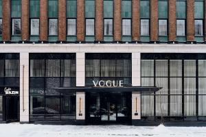 um edifício com um sinal de voga em frente em Vogue Hotel Montreal Downtown, Curio Collection by Hilton em Montreal