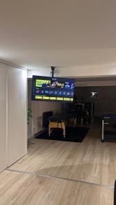 Fénayにある1001 nuits Fのダイニングルーム付きの客室で、大画面スクリーンが備わります。