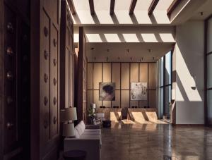 ein Wohnzimmer mit Sofas und einer großen Decke in der Unterkunft The Royal Senses Resort & Spa Crete, Curio Collection by Hilton in Panormos